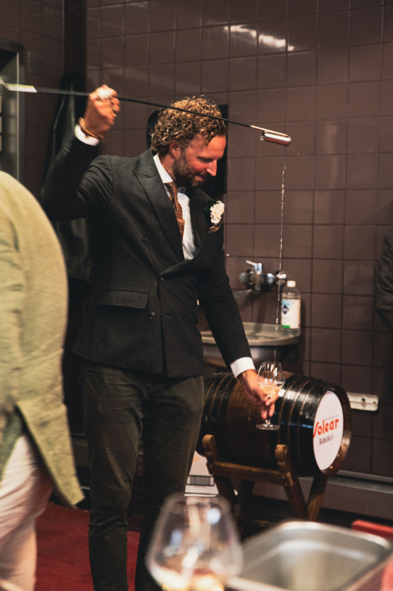 Karel Klosse een van de oprichters van The Secret Sherry Society toont zijn behendigheid met de Venencia © Nicky Regeling