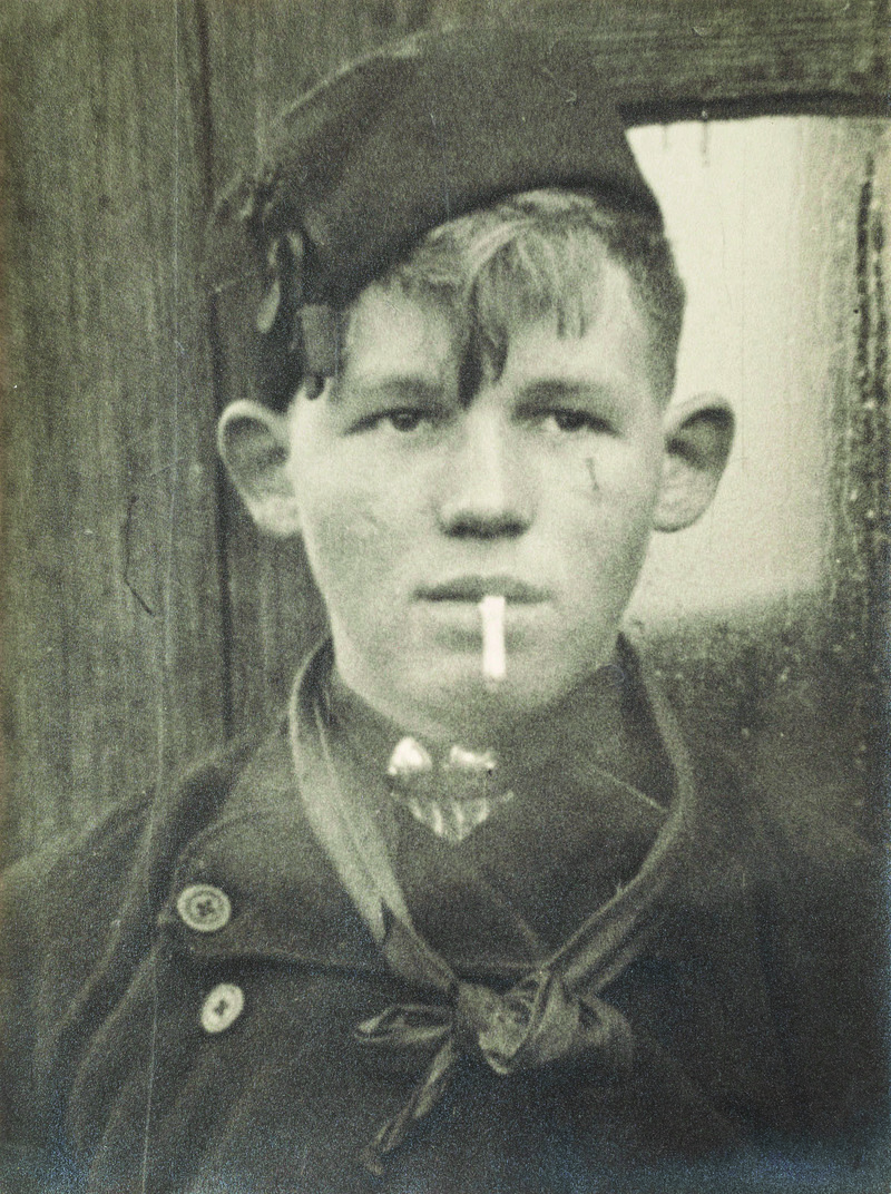 Zuyderzee-Urk, portret jongen met sigaret, 1938, Collectie Zuiderzee­museum  © Roger Parry
