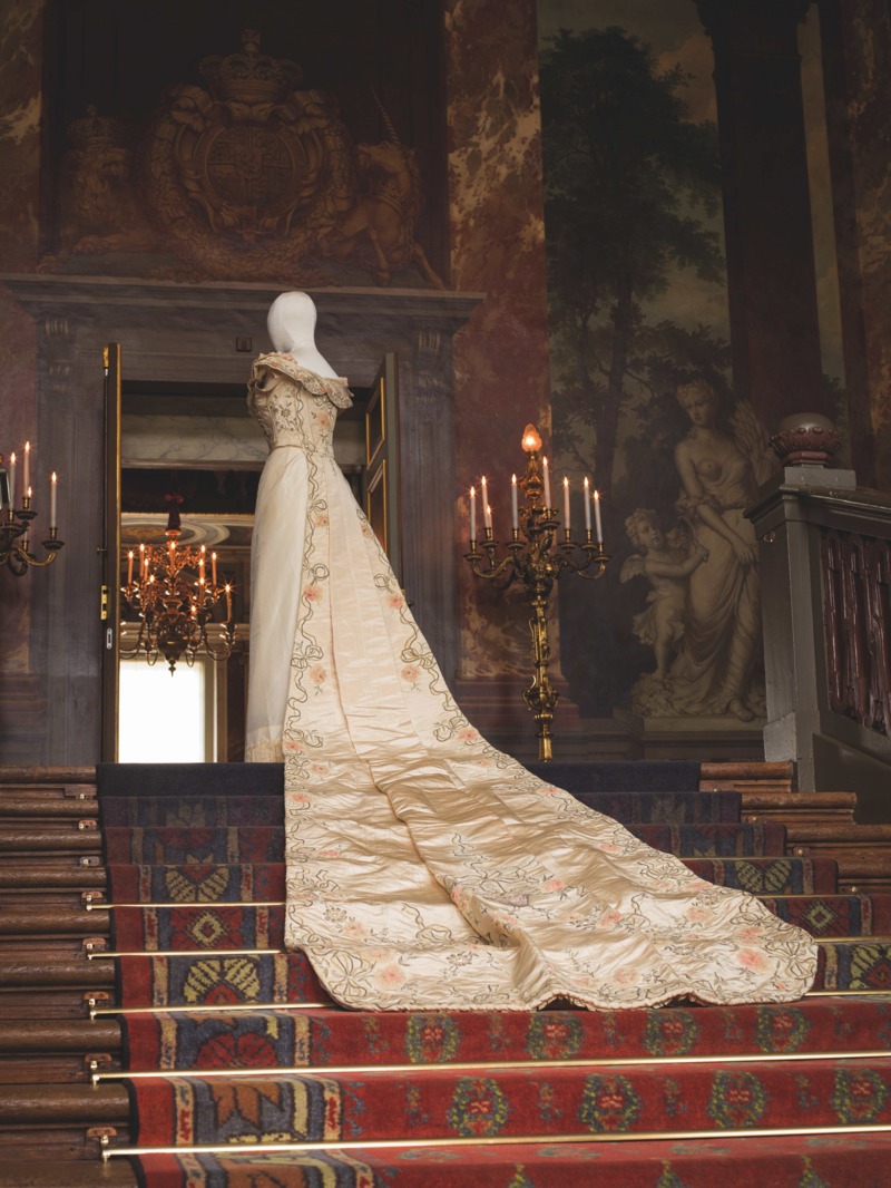 Hofsleep van koningin Wilhelmina, Nicaud Paris, omstreeks 1900. Collectie Paleis Het Loo. Langdurig bruikleen Koninklijke Verzamelingen, Den Haag. Foto: Alice de Groot/Adriaan van Dam, gefotografeerd op Paleis Het Loo