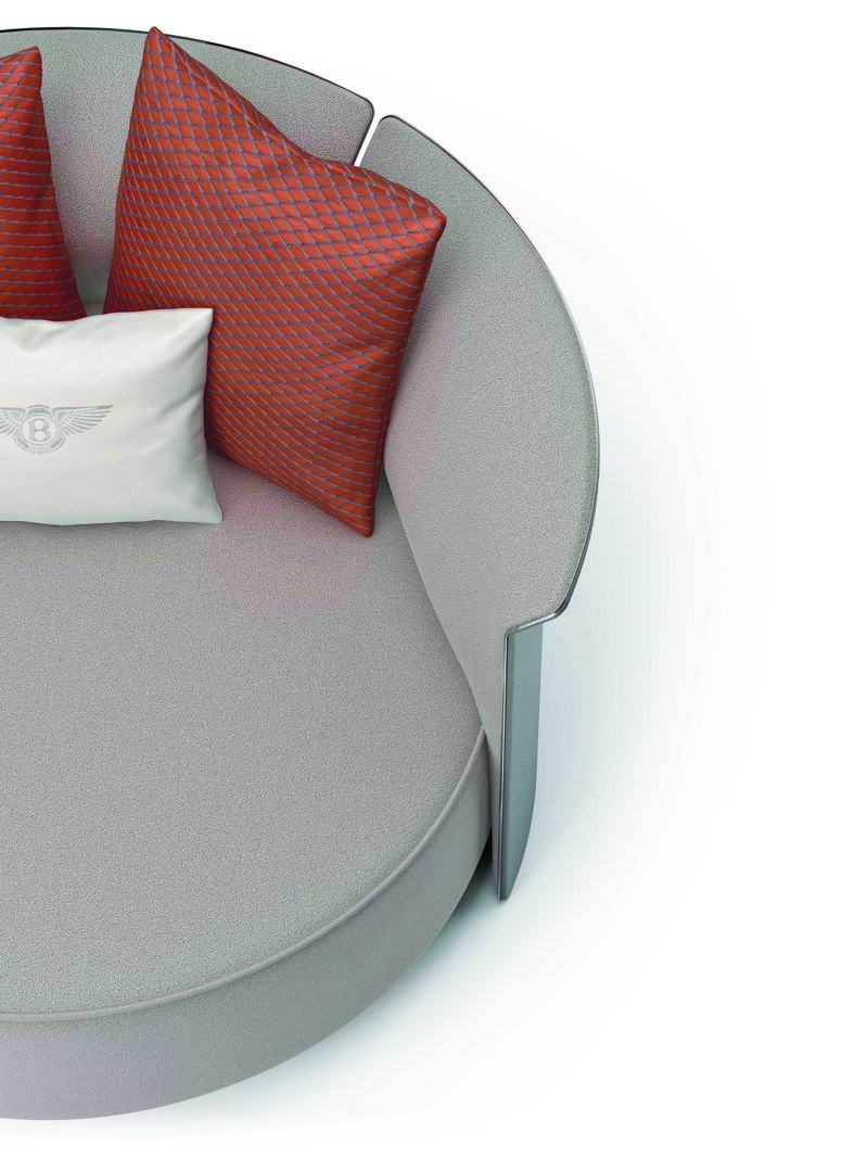 De Ramsey  loveseat van Bentley Home door Carlo Colombo. De stoel hangt aan de vloer in een utlieme trotsering van de zwaartekracht. 