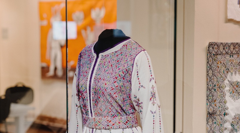 CAFTAN WITH BELT_Fes,Morocco and Veghel,the Netherlands_2023_linen,silk_Mrs. Azzabi_photocredit Alex Santos Lima CAFTAN WITH BELT_Fes,Morocco and Veghel,the Netherlands_2023_linen,silk_Mrs. Azzabi_photocredit Alex Santos Lima